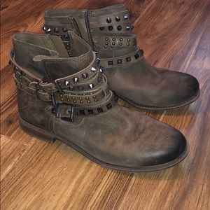 Gianni Bini leather booties with studs